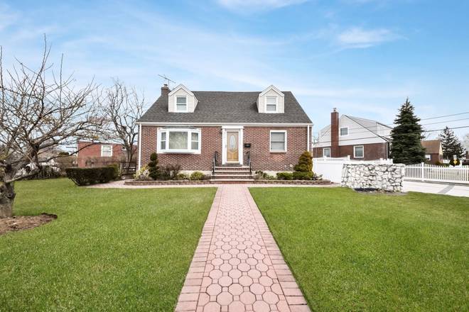 1072 OAKS DR, FRANKLIN SQUARE, NY 11010 (Sold NYStateMLS Listing #10484446)